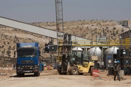 Image du Maroc Professionnelle de  Des ouvriers de STROC Industrie s'activent dans la construction de la Cimenterie Ait Baha à Agadir, Mardi 22 Juin 2010. STROC est une société marocaine qui exerce son métier dans le domaine de l’ingénierie d’exécution pour les industries de procédé, les réalisations à son actif l’ont conduit à développer une expertise et un savoir-faire fort dans la construction ainsi que dans différents métiers afin d'offrir des solutions clé en main pour satisfaire au mieux ses clients. Parmi ces réalisations ont trouve : des unités de stockage et de traitement de produits liquides ou gazeux, installations de manutention et de traitement de produits en vrac ainsi que dans les domaines de Ingénierie Etudes, Génie Civil, Chaudronnerie, Structure Métallique, Tuyauterie, Montage, Maintenance, Bâtiments industriels, Logistiques, Tertiaires et Ouvrages d’Art. (Photo / Abdeljalil Bounhar) 